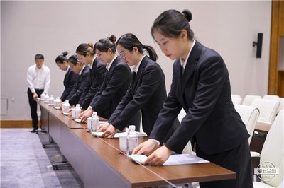 聚焦｜她們可不簡單！微笑、問好、端茶續水，都是這樣苦練出來的——揭秘專業會務服務的幕后訓練